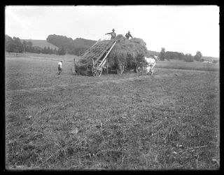 Chariot de foin, ouvriers agricoles et enfants, montrant un appareil pour soulever le foin, Ferme McCready, Comté de Crawford, Pennsylvanie, c.1913