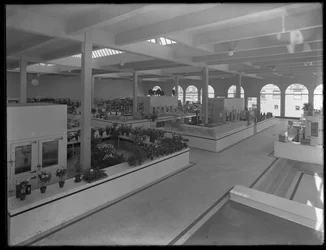 Vue intérieure en plongée du marché de la 95e rue, New York, 25 octobre 1915