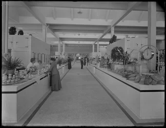 Vue intérieure du marché de la 95e rue regardant vers le sud, New York