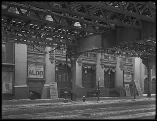 Enseignes italiennes devant le Thalia Theater, 46 Bowery, New York City, mars 1916