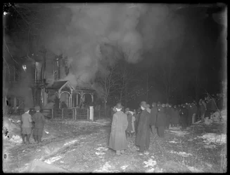 Incendie de Prescott Cottage la nuit, Inwood Hill, 1914