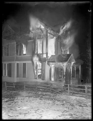 Incendie du cottage Prescott la nuit, Inwood Hill, 1914