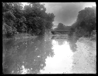 Rivière avec pont, peut-être à Meadsville, Pennsylvanie, vers 1913