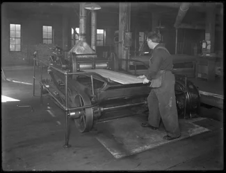 Passage de bois destiné à la fabrication de cercueils à travers une raboteuse double, Oneida, New York, 3 avril 1916