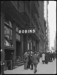 Enseigne de S.M. Robins Co. au 35 Broadway, New York City, 2 mai 1916