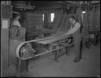 Ponçage des moulures destinées aux cercueils en bois, Oneida, New York, 3 avril 1916