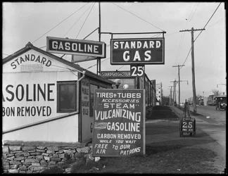 Station-service Standard, 4589 Broadway, New York, 2 mai 1917