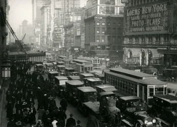 Times Square, bondé de voitures, bus et gens, c.1917