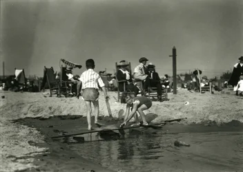 Deux enfants jouent avec des morceaux de bois dans les bas-fonds, Coney Island, vers 1910-21