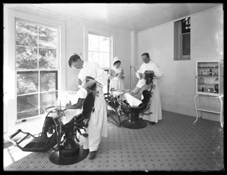 Deux patients examinés, salle du dentiste, hôpital Seton, Spuyten Duyvil, Bronx, 30 octobre 1914