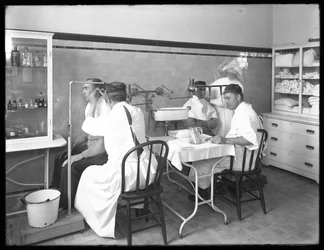 Deux patients examinés dans la salle d