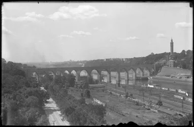Vue de la rivière Harlem, High Bridge et Highbridge Tower, vers 1912