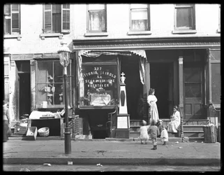 Vittorio Quirolo et T. Scaravaglione, entrepreneur de pompes funèbres et embaumeur, 327 E. 111th Street (ou 109th Street), New York City, 26 octobre 1914