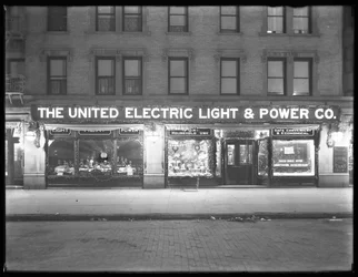 Vue large de la vitrine de la United Electric Light and Power Company à W. 138th Street et Hamilton Place, New York City, 17 décembre 1914