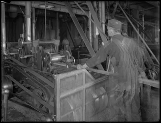Ouvrier alimentant une raboteuse, Oneida, New York, 3 avril 1916