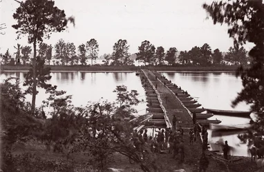 Pont de pontons sur la rivière James, vers 1864