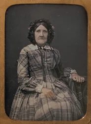 Vieille femme assise portant une robe à carreaux et un bonnet, 1854-60