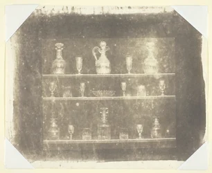 Articles en verre sur trois étagères