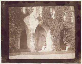 Le révérend Calvert Jones assis dans les cloîtres de l