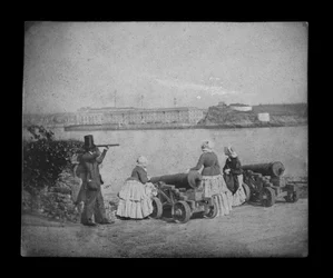 Royal William Victualling Yard, Plymouth, depuis Mount Edgecombe. Fichier numérique inversé pour créer un positif en noir et blanc.