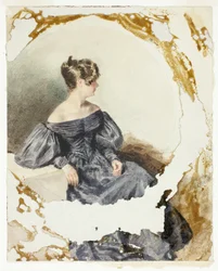 Femme assise en robe noire