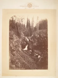 Chutes en arche au pied du mont Blackmore M.T.