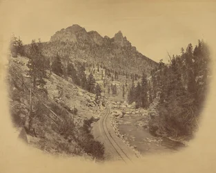 [Col de montagne avec voie ferrée]