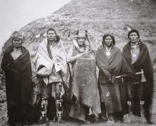 Peuple Pawnee devant une loge tribale en terre, c.1869