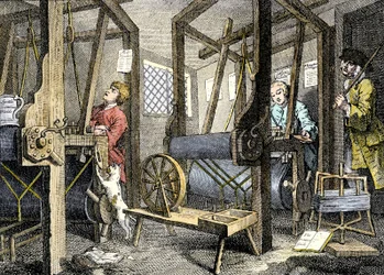 Atelier et ouvrier avec du matériel de tissage à Spitalfields, Angleterre