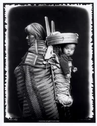 Femme Navajo portant un bébé sur son dos, vers 1914