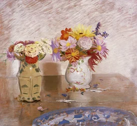 Deux vases de fleurs et une assiette bleue