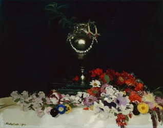 Urne et fleurs sur une table