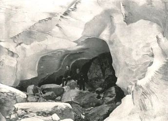 Les Rocheuses : grotte de glace dans le Grand Glacier, Mont Sir Donald, Canada, 1895