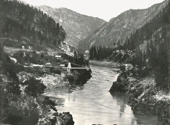 Les Rocheuses : le canyon Frazer et le pont de la route Cariboo, près de Spuzzum, Canada, 1895