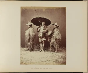 Chinois avec imperméables