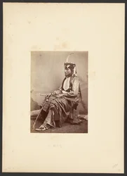 [Assis en selle, ou Tau-ankia, fils de loup solitaire]