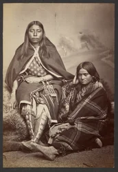 [Femmes du peuple Kiowa]