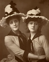 Deux roses, Maude Millett et Annie Hughes, actrices britanniques, 1888
