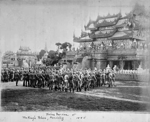 Service divin au palais du roi, Mandalay, 1885