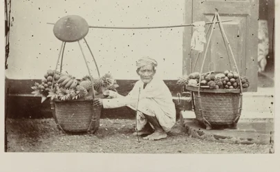 Porteur javanais avec des fruits