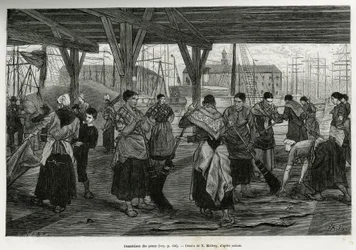 Désalage des peaux, par des femmes raclant les restes des bêtes étendues sous les structures des halles du port d