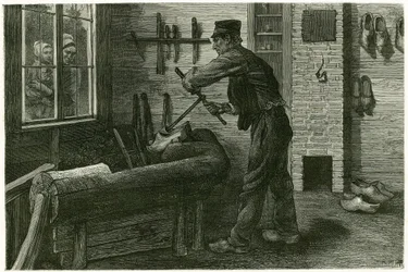 Le saboteur de Terneuzen, a son établi, agrandit et creuse le bois à l
