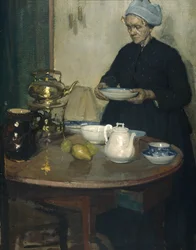 Femme à la table de café