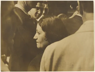 [Femme dans la foule].