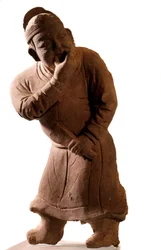 Art chinois : statuette en terre cuite représentant un acteur « siffleur ». De Tsiao Tsouo, Honan. Dynastie Yuan (1271-1368 apr. J.-C.)