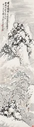 Marcher dans la montagne enneigée