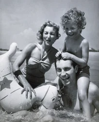 Famille heureuse au bord de la mer", vers 1937