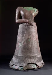 00332 Statue de la reine Napirasu, épouse d