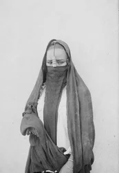 Une femme voilée, Le Caire, vers 1910
