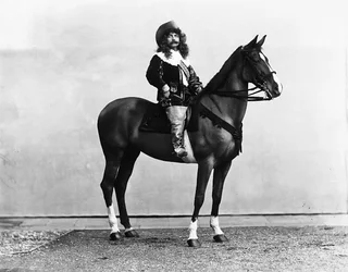 Capitaine Bonaini en costume du XVIIe siècle, photographié à cheval